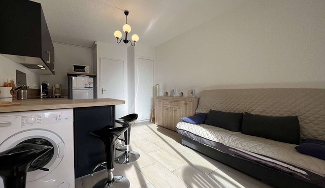 Studio cabin with pool, sleeps 4, Gruissan in Gruissan
