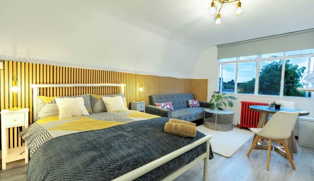 Studio Flat in Shepherd`s Bush, 2 minutes' walk away from Tube Station in London
