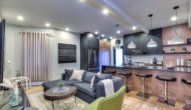Stylish 5BR in Plateau Sleeps 10 in Montreal