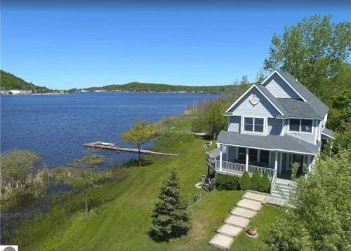 Sunset Bay - Lakefront, Large, and Gorgeous! in Frankfort