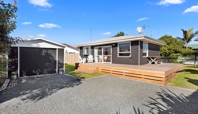 The Black Bach - Mt Maunganui Holiday Home in Mt Maunganui