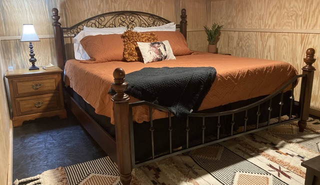 The Red Pony Inn. Farm friendly barn with a cozy apartment and beautiful scenery in Township of Taylorsville