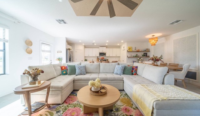 Tropical Casa - 5-bd room house, lanai, 20min to beach, resort club house & pool in Sarasota