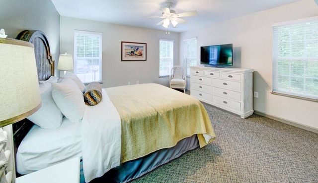 Ultimate Outer Banks Getaway! Great Unit, Kitchen, Waterpark, Minutes to Beach in Kitty Hawk