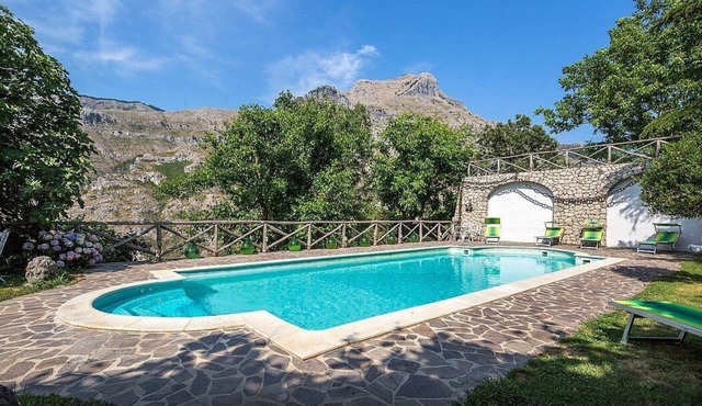 Villa Ramona: A characteristic and welcoming three-story villa situated in a quiet location, surrounded by a wonderful garden, with Free WI-FI. in Vico Equense
