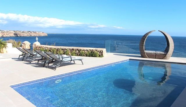 Villa "Tre Pini" in 1st sea line with fantastic sea views and close to the beach in Cala Pi
