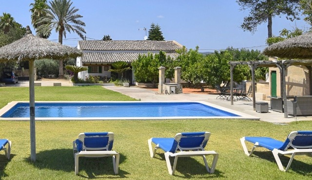 Villa 'Valls' with Private Pool, Wi-Fi and Air Conditioning in Montuïri