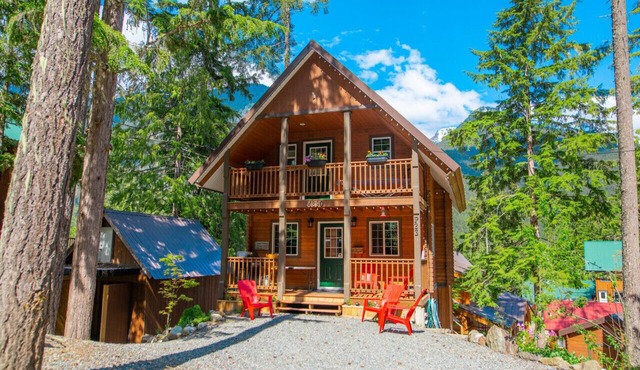 Whisky Jack | 4 Bedroom Cabin w/Outdoor Firepit in Sunshine Valley
