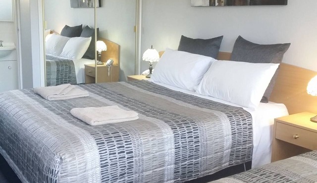 White Manor Motel in Cooma