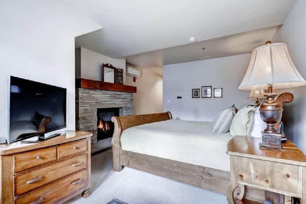 Vail Condo | Luxury 3 Bedroom Mountain Vacation Rental in the Heart of Lionshead Village in Vail