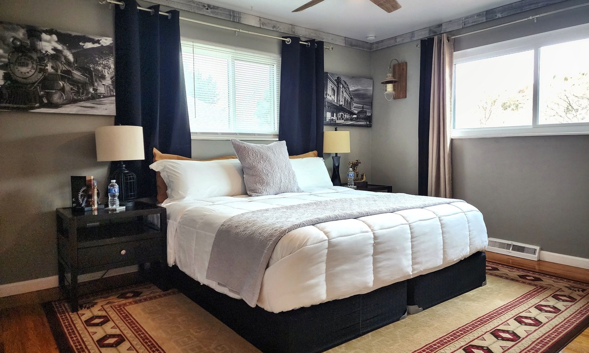 Pleasant Valley House | Hike into Garden of the Gods right from the house! Perfect for families!