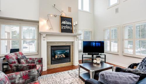 Three-Bedroom Apartment with Mountain View