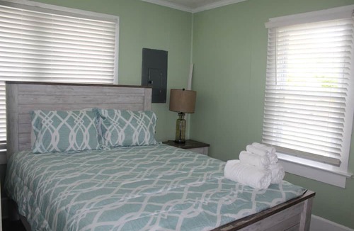 Manteo House | Remodeled Bungalow minutes from historic waterfront downtown Manteo