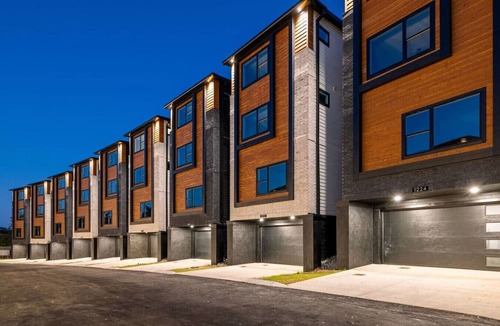 Madison House | East Nash Luxury Escape w/Rooftop Deck-Sleeps 12!