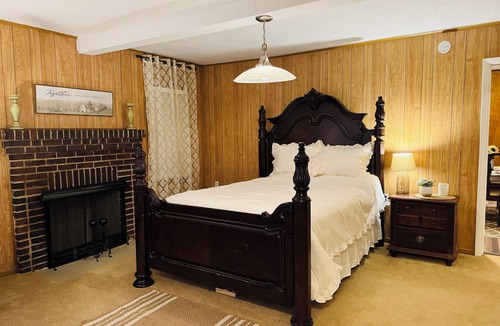Taylorsville House | Enjoy your stay at the cozy Vintage Rose Farmhouse located in Taylorsville, NC.