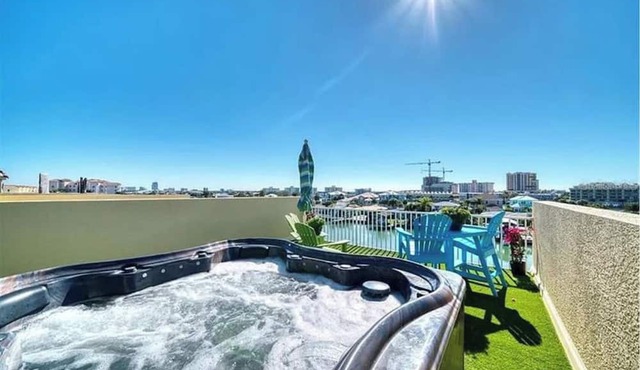 Luxe townhouse 2 blk walk to Clearwater Beach, Pier 60, Rooftop patio sunsets in Clearwater