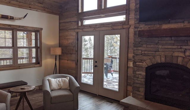 Whispering Pines - LUXURY Cabin-Hot Tub, Fireplace, Huge Deck, Pool Tbl, 6 Acres in Florissant