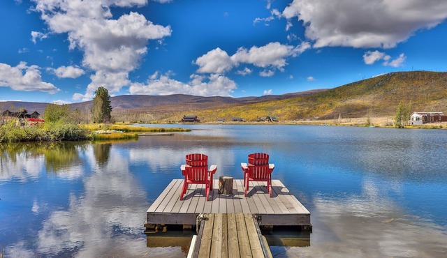 Luxury lakefront log home w/dock and boats bordering RMNP in Grand Lake
