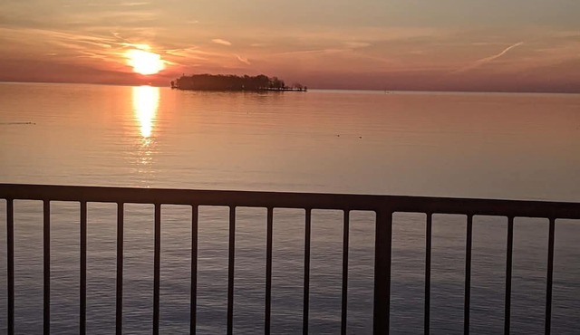MBI Sunrise Waterfront Condo - Beautiful Lake Views in Middle Bass