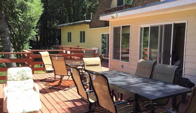 Elk River Retreat on the river! Great for fishing or relaxing! in Port Orford
