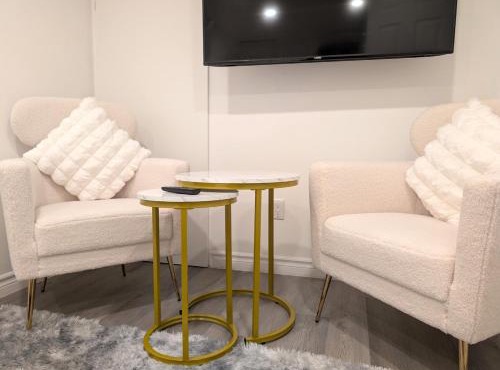 Stylish & Modern Condo - FREE Parking & EV Chargers in Laval